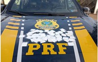 PRF apreende 55 papelotes de cocaína durante escolta de pá eólica na BR 116 em Chorrochó (BA)