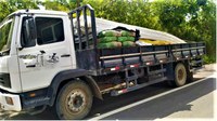 PRF flagra caminhão transportando carga solta na carroceria