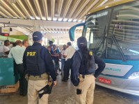 PRF realiza Ação Educativa de Trânsito no Terminal Rodoviário de Salvador