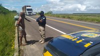 PRF socorre homem desorientado no Extremo Sul da Bahia