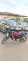 No Oeste da Bahia, PRF recupera moto furtada que estava sendo transportada em um reboque para a cidade de Irecê (BA)