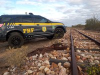 PRF prende dois homens flagrados furtando trilhos de trem em Juazeiro (BA)