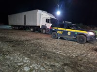 Caminhão-baú roubado em Eunápolis é localizado pela PRF dias após o crime