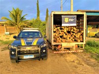 PRF apreende caminhão transportando carga de angico sem documentação válida
