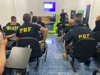 Segurança no atendimento a emergência envolvendo transporte de produtos perigosos é tema de palestra da PRF em Simões Filho (BA)