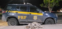 Após saída de pista, PRF apreende carro que levava 25 Kg de maconha em Candeias (BA)