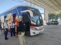 Maio Amarelo - PRF orienta passageiros de ônibus na Bahia