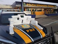 PRF apreende 27 Kg de maconha e prende homem por tráfico de drogas em Vitória da Conquista (BA)