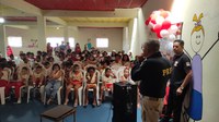 PRF ministra palestra educativa sobre trânsito seguro para estudantes na cidade de Presidente Tancredo Neves, Bahia, como parte das ações do Maio Amarelo