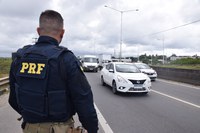 Após acompanhamento tático, PRF detém homem que conduzia um veículo clonado em Caldeirão Grande (BA)