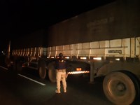 Com quase 15 toneladas de excesso de peso carreta carregada com milho é apreendida pela PRF na BR 101