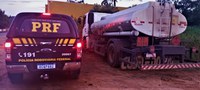 PRF apreende 10 mil litros de cachaça acondicionados dentro de caminhão-tanque utilizado  no transporte de combustível