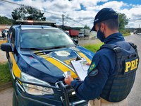 PRF autua dois motoristas de carreta pelo crime de porte de drogas e apreende comprimidos de anfetamina em Itaberaba (BA)