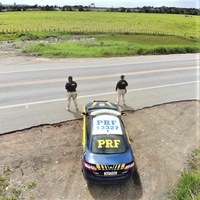 PRF recupera caminhão tomado de assalto e enquadra motorista por porte de droga