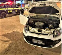 Em Feira de Santana, PRF recupera carro roubado na capital baiana