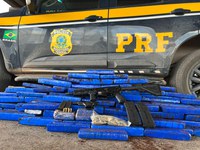 PRF apreende fuzil, pistola, munições de grosso calibre e drogas dentro de carro roubado