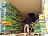 PRF apreende mais de 2 toneladas de maconha em fundo falso de caminhão frigorífico e dá prejuízo de quase 5 milhões de reais no crime organizado