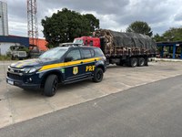 PRF autua caminhão em Teixeira de Freitas por infrações graves: excesso de carga e cargas nas partes externas