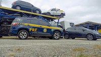PRF encontra carro roubado no compartimento de carga de caminhão cegonha