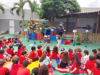 PRF usa diversão e muita brincadeira para falar sobre trânsito seguro a crianças e adolescentes em escolas do interior da Bahia