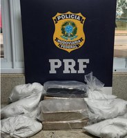 Durante fiscalização a um ônibus, PRF localiza 5kg de cocaína