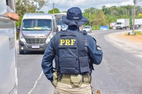 Policial Rodoviário Federal frustra tentativa de homicídio em ônibus em Santo Estevão (BA)