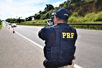 Radar portátil da PRF registra mais de 1.200 flagrantes de excesso de velocidade em Amélia Rodrigues (BA)