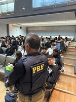 Palestra da PRF em colégio de Feira de Santana conscientiza jovens sobre a importância da física na prevenção de acidentes de trânsito