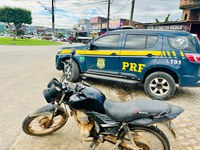 PRF recupera mais uma motocicleta roubada em Presidente Tancredo Neves durante um dia de intensas operações na BR 101