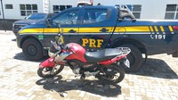PRF detém homem com moto furtada na BR 415 em Ilhéus (BA)