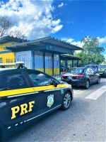 Mulher é detida pela PRF na BR 101 trafegando com carro roubado