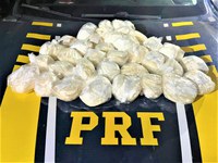 PRF apreende 3.500 papelotes de cocaína e prende dois traficantes dentro de ônibus na BR 101