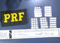 BR 116 JEQUIÉ - Caminhoneiro é flagrado pela PRF com 75 comprimidos de rebite e trafegando por horas na estrada desrespeitando a Lei do descanso