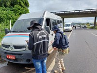 Operação Viatoribus: PRF e AGERBA encerram operação de fiscalização de transporte remunerado de passageiros