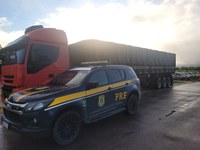 PRF apreende caminhão com indícios de carga de pneus roubados e com drogas na BR-324 em Capim Grosso (BA)