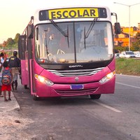 Ônibus que transportava alunos de forma irregular é autuado pela PRF em Simões Filho