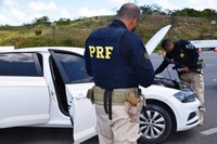 BR 324: PRF recupera carro furtado circulando como ‘dublê’ em Simões Filho