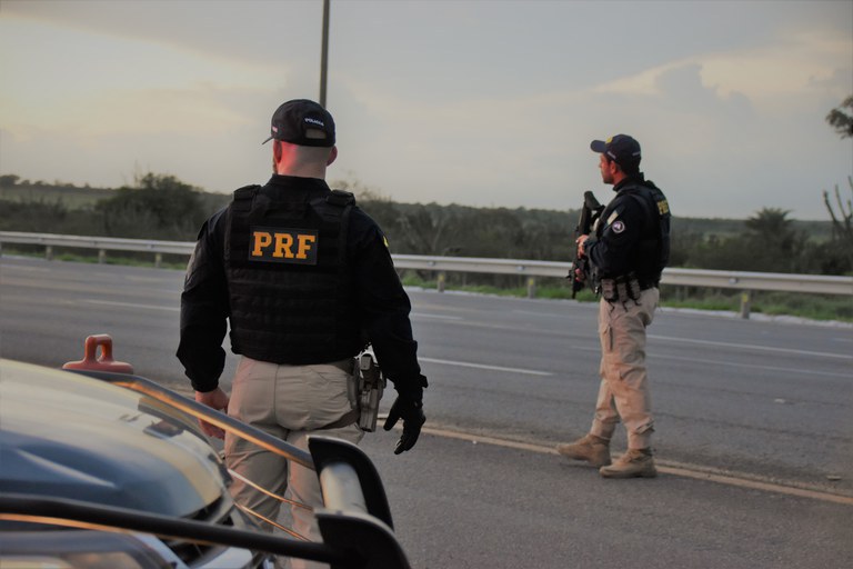 PRF na Bahia registra aumento significativo nas apreensões de armas, maconha e cigarros em 2024