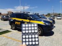 Durante as ações da Operação Tiradentes, a PRF apreendeu 24 comprimidos de “rebite”  com caminhoneiro, em Teixeira de Freitas (BA)