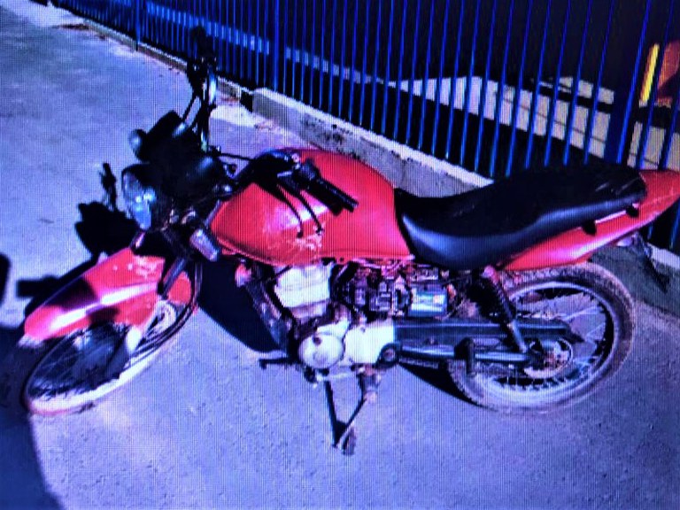 A moto possuía ocorrência de furto registrada no início deste mês em Luís Eduardo Magalhães (BA) e teve sua cor original alterada para tentar ludibriar fiscalizações da polícia.