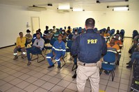 PRF na Bahia ministra palestra com orientações de trânsito e prevenção de acidentes