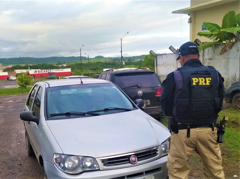 PRF prende motorista que ganharia R$ 300,00 para levar carro roubado de Alagoinhas até Salvador