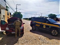 PRF recupera carro roubado e prende motorista pelos crimes de receptação e adulteração