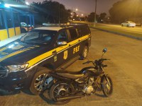 PRF recupera motocicleta furtada e prende condutor por receptação; veja vídeo