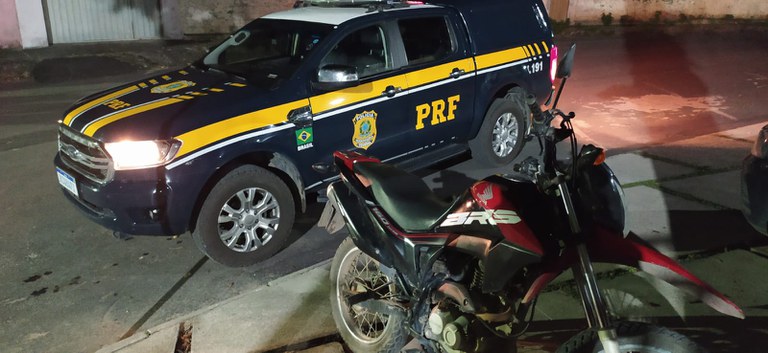 PRF recupera motocicleta roubada e prende homem por receptação em Eunapólis (BA)