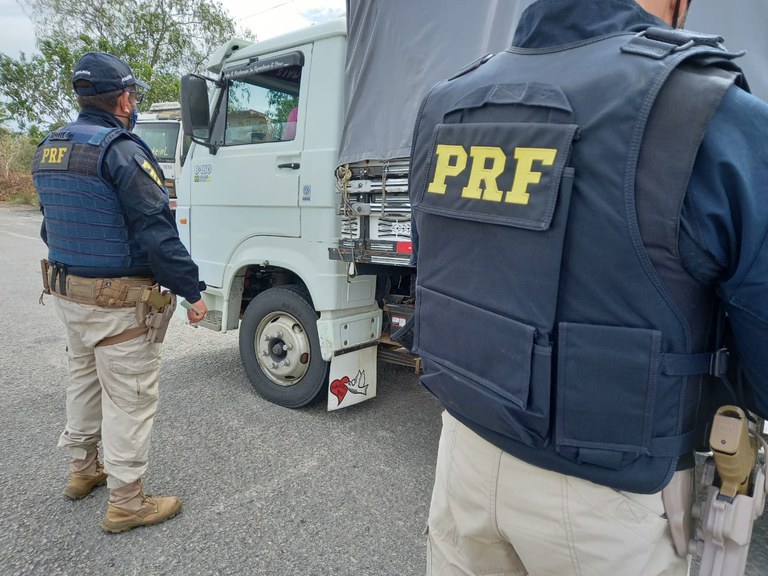 Logo após o cometimento do crime, PRF na Bahia recupera caminhão e carga roubada