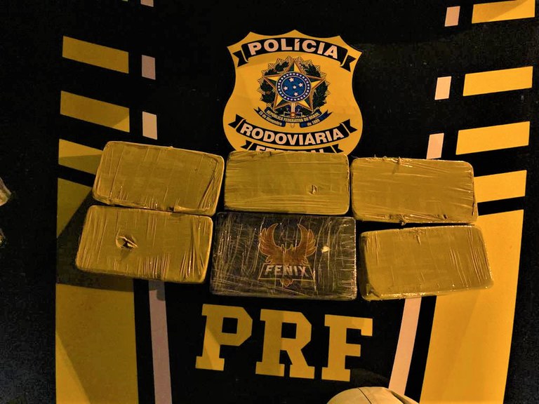 PRF prende traficante transportando cocaína e pasta base escondidos em compartimento secreto de caminhonete