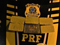 Em ação conjunta, PRF e PMBA prendem traficante transportando cocaína e pasta base escondidos em compartimento secreto de caminhonete; veja vídeo
