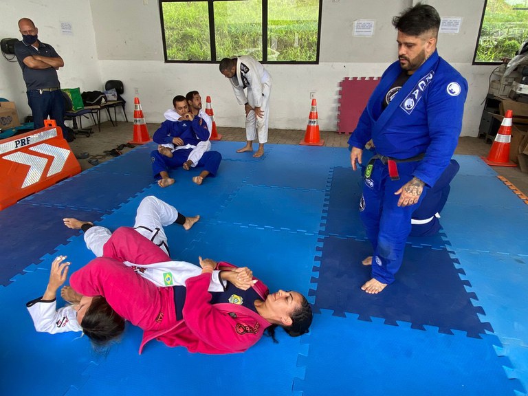 Em Salvador (BA), PRF em parceria com o Sindicato (SINPRF/BA) oferecem aulas de jiu-jitsu para os servidores