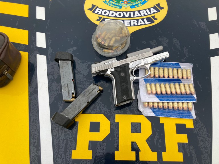 Motorista é preso por porte ilegal arma de fogo na BR 116 em Feira de Santana (BA)